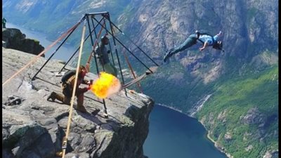 بالفيديو.. أخطر قفزات المتهورين من أعلى جبل في النرويج