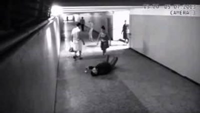 بالفيديو.. فتاة تلقن لصًا درسًا لن ينساه