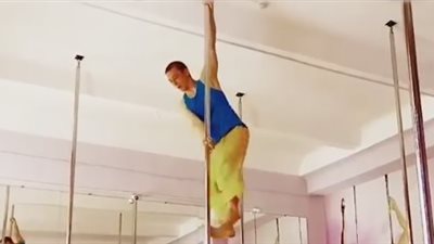 بالفيديو.. شاب يثير ضجة بلياقته البدنية العالية