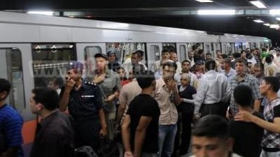 رئيس جهاز المترو يحمل 