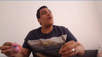 رد فعل شاب بعد مشاهدة زفاف الأمير هاري مع زوجته (فيديو)