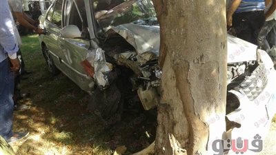 بالصور.. إصابة شخصين بحادث اصطدام سيارة بشجرة بمحور العروبة