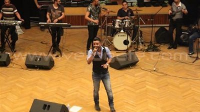 بالصور.. نجم «أراب آيدول» يشعل حفلًا مدرسيًا بالشرقية