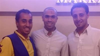 أحمد فتحي يؤدي مناسك العمرة