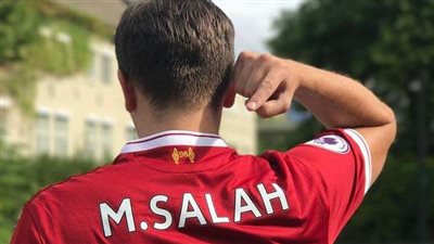 بالصور.. جماهير ليفربول تتزين بقميص محمد صلاح