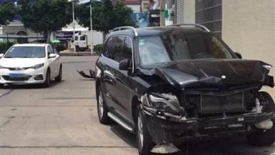 بالصور.. رجل يحطم سيارة زوجته الـ«BMW» بعربته «المرسيدس»