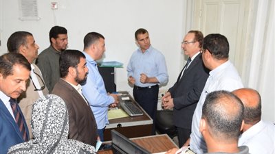 محافظ بني سويف يراجع منظومة استخراج مستندات تقنين الأراضي (صور)