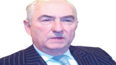 صفحة الملك فاروق: الأمير عباس حلمي يدير أموال مصر بلندن