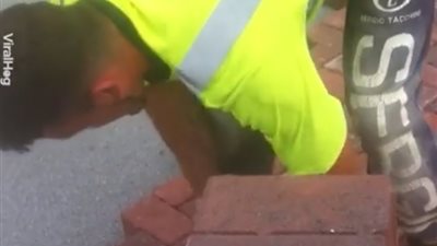 سرعة مذهلة لعامل في ترتيب قوالب الطوب (فيديو)