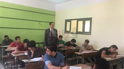 مشاهد اليوم الثاني لامتحانات الدبلومات الفنية.. طلاب يلجأون لـ«واتس آب» للغش.. طالبة تلقن زميلتها الإجابة بالتليفون.. التعليم ترصد 5 حالات غش.. وتشدد على منع الموبايلات في اللجان
