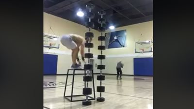 رجل يقف على يديه أعلى أثقال مرتفعة (فيديو)