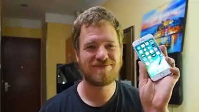 رجل يصنع هاتف أيفون من قطع غيار المحمول بالصين (فيديو)