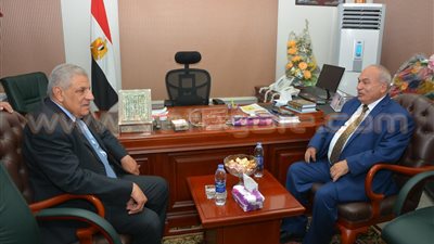 رئيس النيابة الإدارية يستقبل «محلب» و«الزند» في مقر الهيئة.. «البلدوزر» ووزير العدل يقدمان التهنئة له على منصبه الجديد.. ورئيس الوزراء للمستشارين: «نحن نعول عليكم ال