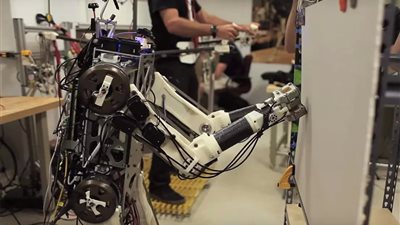 بالفيديو.. روبوت «هيرمس» بردود أفعال طيار بشري