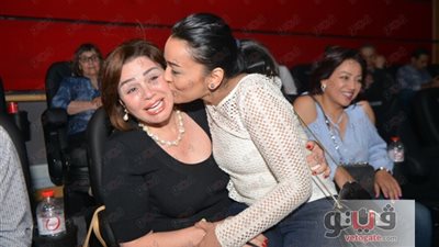 راندا البحيري تجلس على قدمي إلهام شاهين في العرض الخاص لـ«جواب اعتقال»