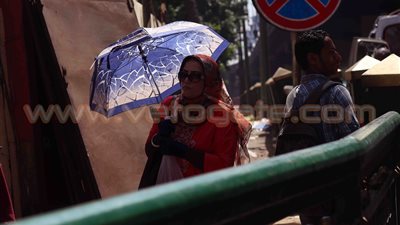 بالصور.. «الشمسية والكاب» وسائل المصريين للهروب من حرارة الشمس