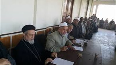 أعضاء بيت العائلة يوزعون العيديات على الأطفال بمعهد أورام المنيا