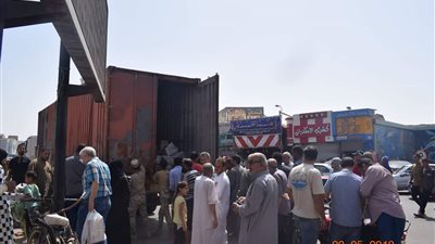 إقبال الأهالي على السلع الغذائية المخفضة بالغردقة (صور)