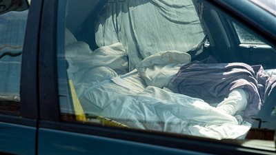 بالصور.. مهاجرون أمام ماكدونالدز في بريطانيا: الوضع أفضل من رومانيا