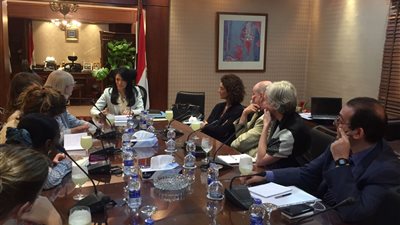 السياحة تستعد لتنظيم معرض «ذهب الفراعنة» بفرنسا... المشاط تستقبل وفد إعلامي للترويج للمعرض.. عرض فيلم دعائي للمقاصد.. وتؤكد: لا نعتمد على الأسواق التقليدية والمنتج المصري يتميز بالتنوع