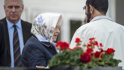 بالصور.. نائب رئيس الإمارات يضع يده على ذراع ملكة بريطانيا