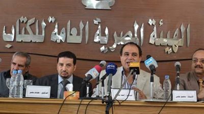 مجاهد يفتتح معرضا للكتاب فى جامعة عين شمس