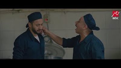 علقة سخنة من حمادة هلال لأحد المساجين في مسلسل «قانون عمر» (فيديو)
