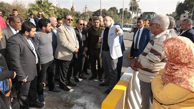 محافظ بني سويف يتفقد موقع الهبوط المفاجئ بمطلع كوبري النيل