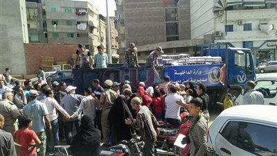 قوات الشرطة توزع سلعا غذائية على أهالي دمياط