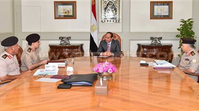 السيسي يتابع المشروعات القومية مع قادة القوات المسلحة.. يوجه بالحد من حوادث الطرق.. يُصَدَّق على بدء المرحلة الثانية من الخطة القومية للطرق.. ويشدد على الانتهاء من المشروعات في موعدها المقرر