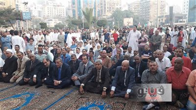 بالصور.. محافظ الجيزة يشارك المواطنين صلاة عيد الفطر بمصطفى محمود