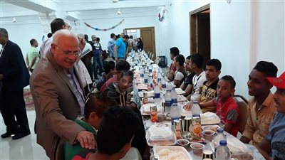محافظ بورسعيد يشارك أطفال دار أيتام الإفطار الرمضاني (صور)