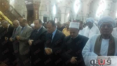 بالصور.. مسئولون يشاركون المواطنين صلاة عيد الفطر.. كمال الدالي بمصطفى محمود وسط المواطنين.. «بدر» برفقة مدير الأمن بالأقصر.. محافظ قنا يهنئ المصلين.. ووزير الداخلية يتفقد الخدمات المرورية