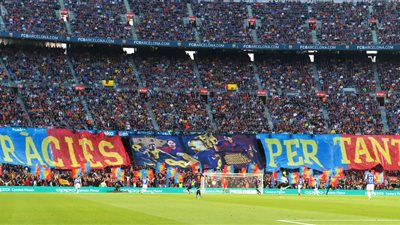 جماهير برشلونة تودع إنيستا في لقاء سوسيداد (صور)