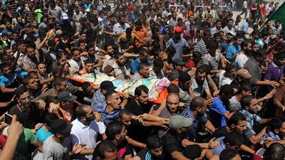 بالصور.. آلاف الفلسطينيين يشيعون قادة حماس الثلاث