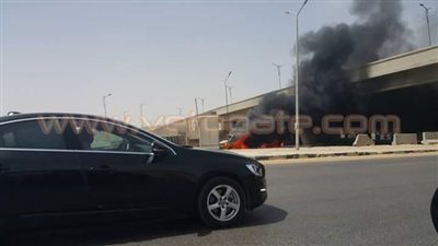 بالصور..توقف الحركة المرورية أعلى محور المشير بعد حريق سيارة «تحديث»