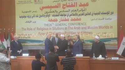مجدي حجازي يهدي وزير الأوقاف درع محافظة أسوان