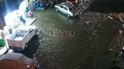 ميدان المنتزه بالزقازيق يتحول إلى بحيرة بسبب انفجار ماسورة مياه (صور)