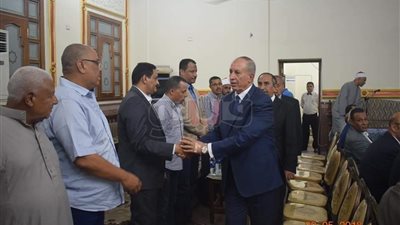 محافظ البحر الأحمر يتلقى العزاء في وفاة شقيقه بالغردقة (صور)