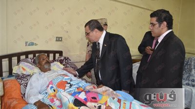 بالفيديو.. محافظ الفيوم يزور المستشفى العام ويقدم التهاني للمرضى