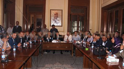 «السبكي» يشتبك مع أعضاء حزب الوفد بسبب «أبو شقة»