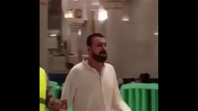 بالفيديو.. رد فعل أب لحظة عثوره على طفله المفقود بالحرم المكي