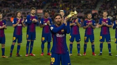 ميسي يحطم رقما قياسيا بحصوله على الحذاء الذهبي (صور)