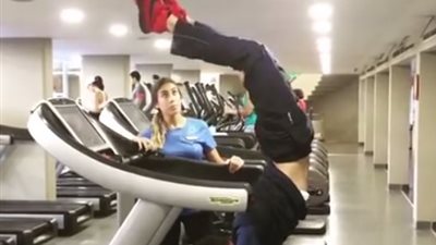 بالفيديو.. شاب يضع نفسه في موقف محرج أمام صديقته