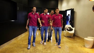 برشلونة يصل ملعب غرناطة استعدادا للقاء التتويج