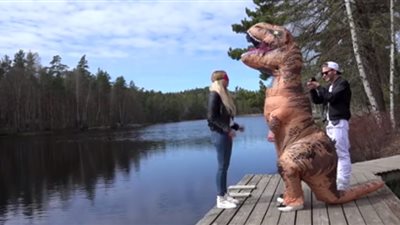 بالفيديو.. شاب يتسبب في سقوط مروع لصديقته في البحر