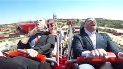 بالفيديو.. رد فعل شاب اصطدم في وجهه طائر أثناء ركوبه «الملاهي»