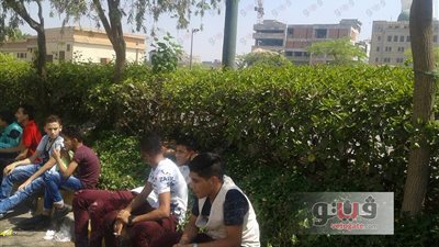 بالصور.. أطفال يدخنون السجائر أمام بوابة حديقة الأزهر