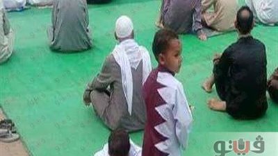 بالصور.. طفل يرتدي جلبابا على شكل «علم قطر» يثير ضجة بين المصريين