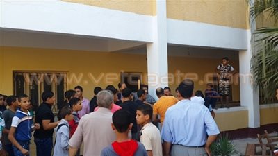 طلاب «إعدادية» يمزقون ملابس زملائهم في لجنة الامتحانات ببنها